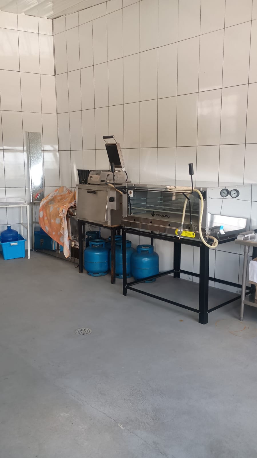 CASA com  COZINHA INDUSTRIAL e GALPÃO  200m2  Km30 - Jardim Barro Branco - Cotia / SP