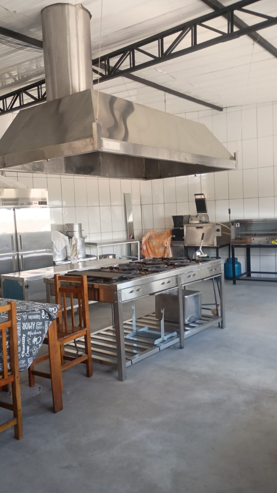 CASA com  COZINHA INDUSTRIAL e GALPÃO  200m2  Km30 - Jardim Barro Branco - Cotia / SP
