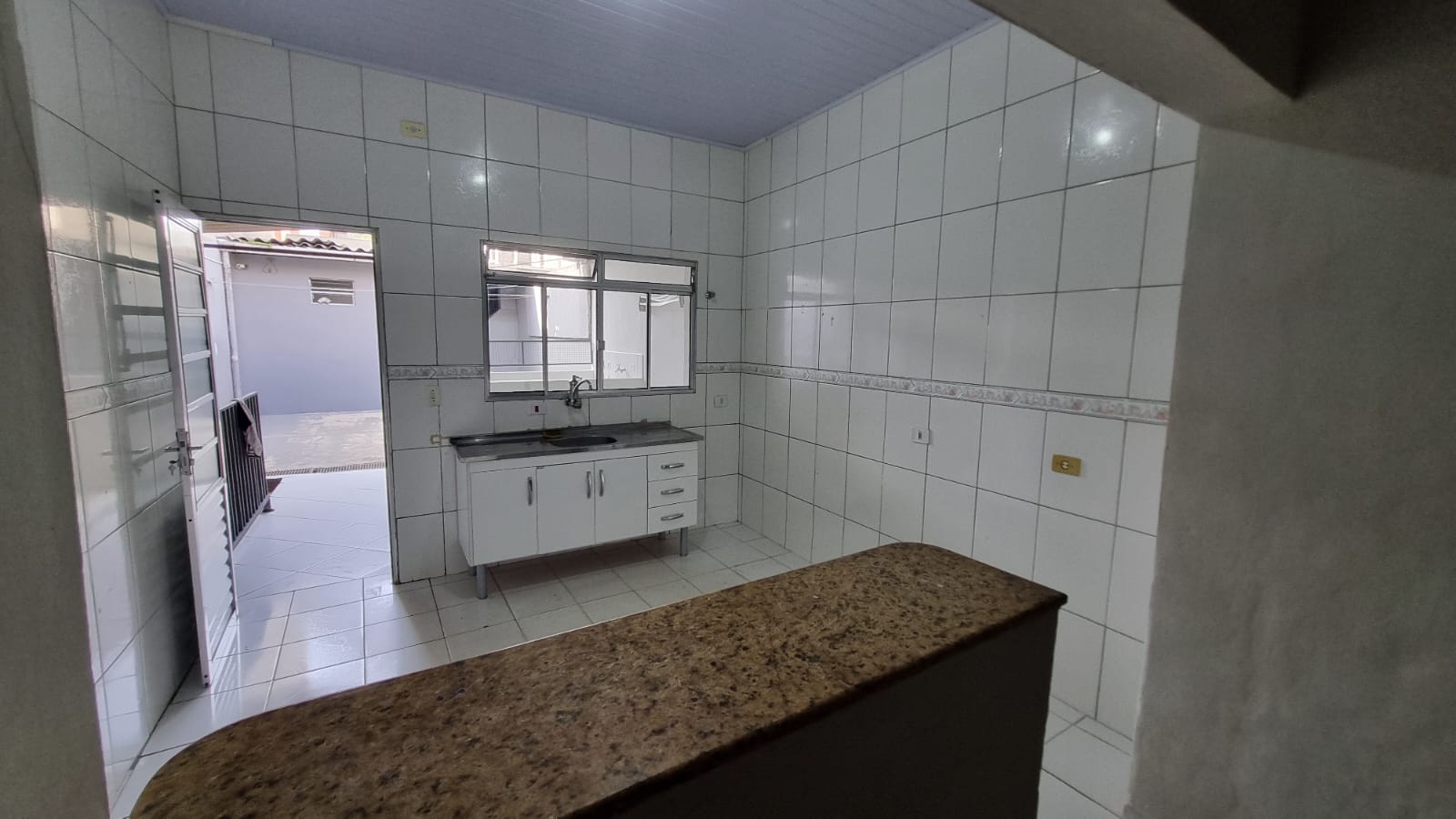 Casa para alugar com 2 quartos, 200m² - Foto 14