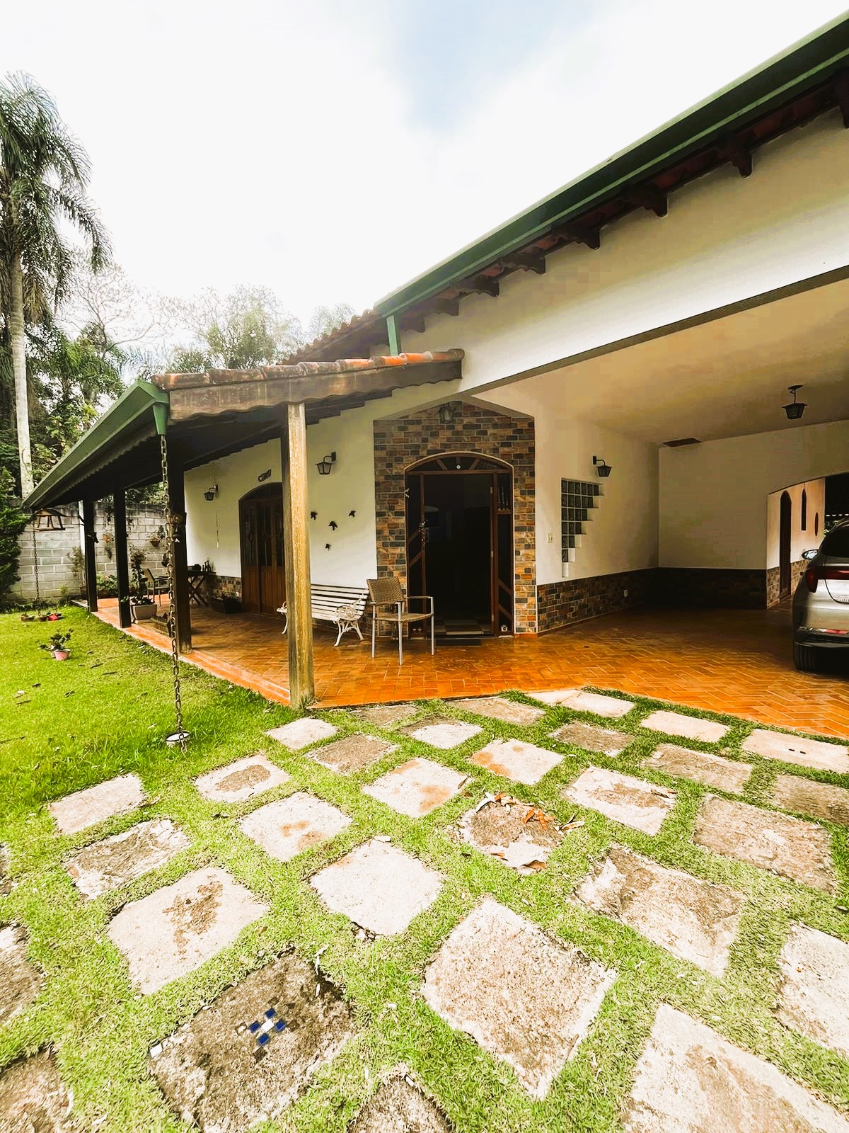 Casa para alugar com 3 quartos, 325m² - Foto 1