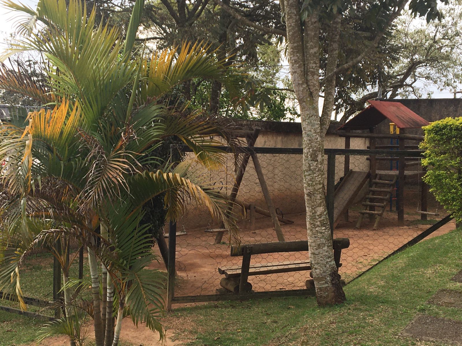 Linda Casa com 03 Dormitórios -  Condomínio Refúgio Canta Galo II - Jardim Caiapia - Cotia/SP