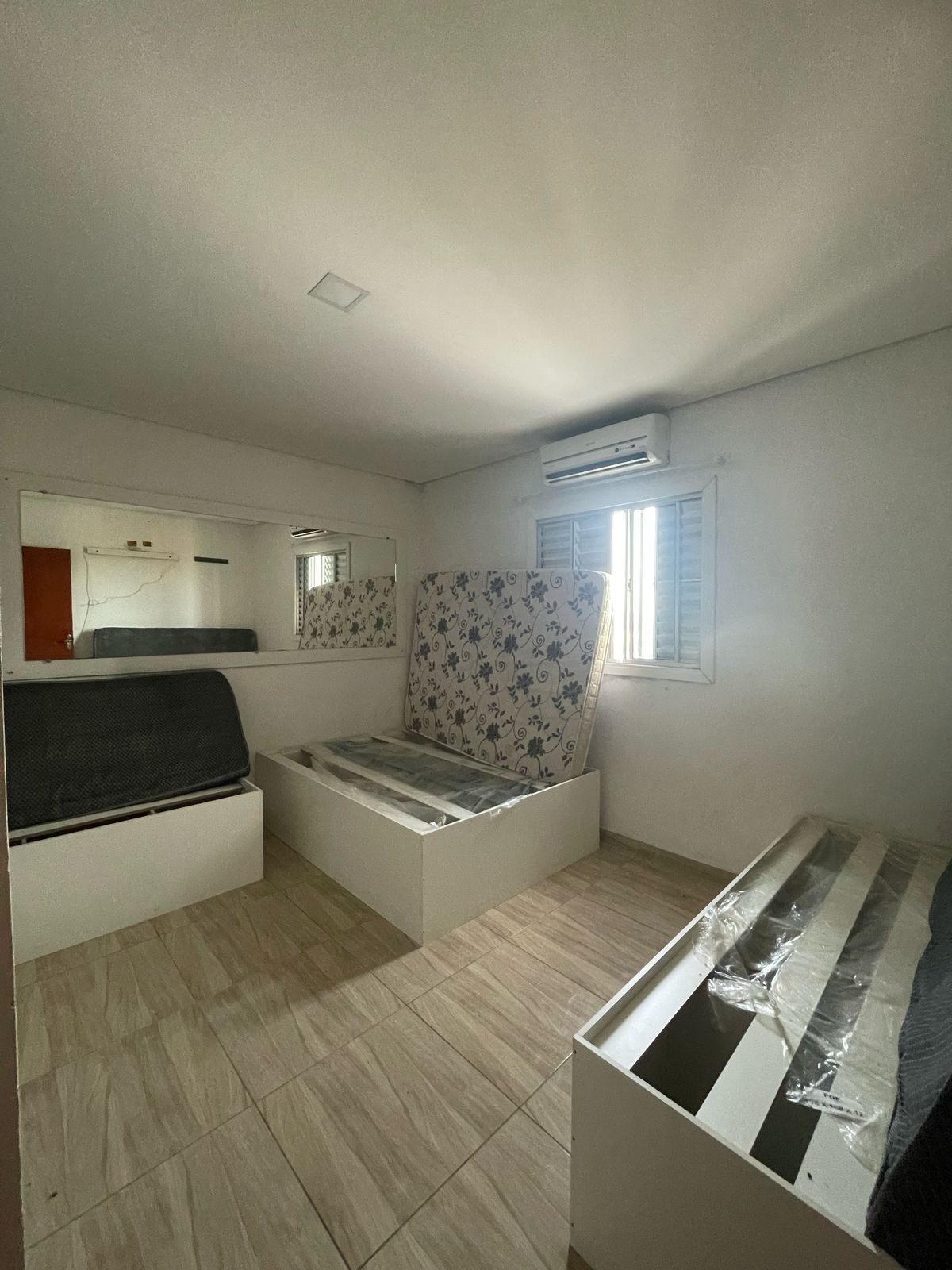 Casa com piscina e 02 dormitórios - Jardim Araruama - Cotia/SP