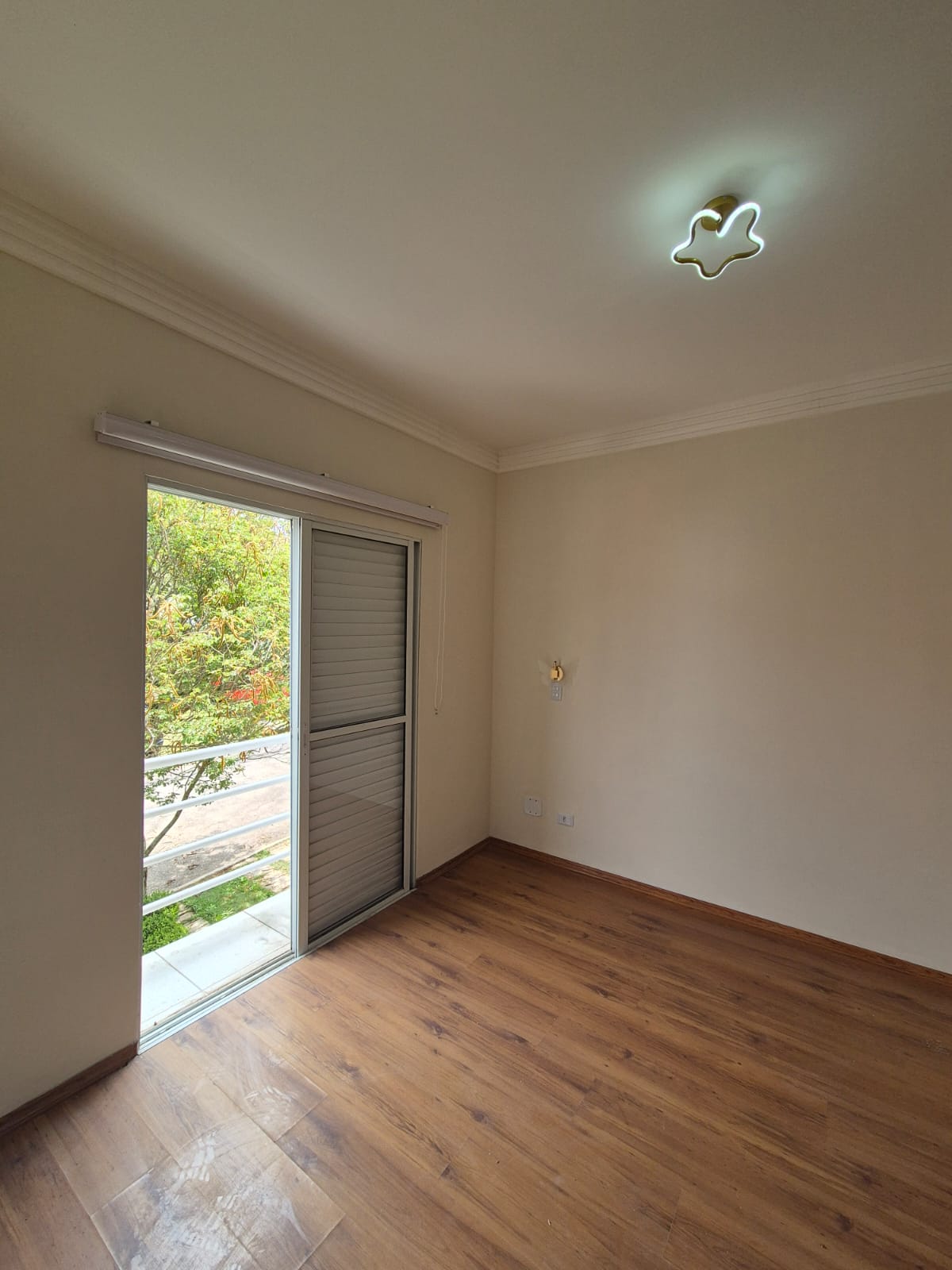 Casa com 03 Quartos - Jardim dos Ipes -Condominio Vale dos Ipês - Cotia/SP