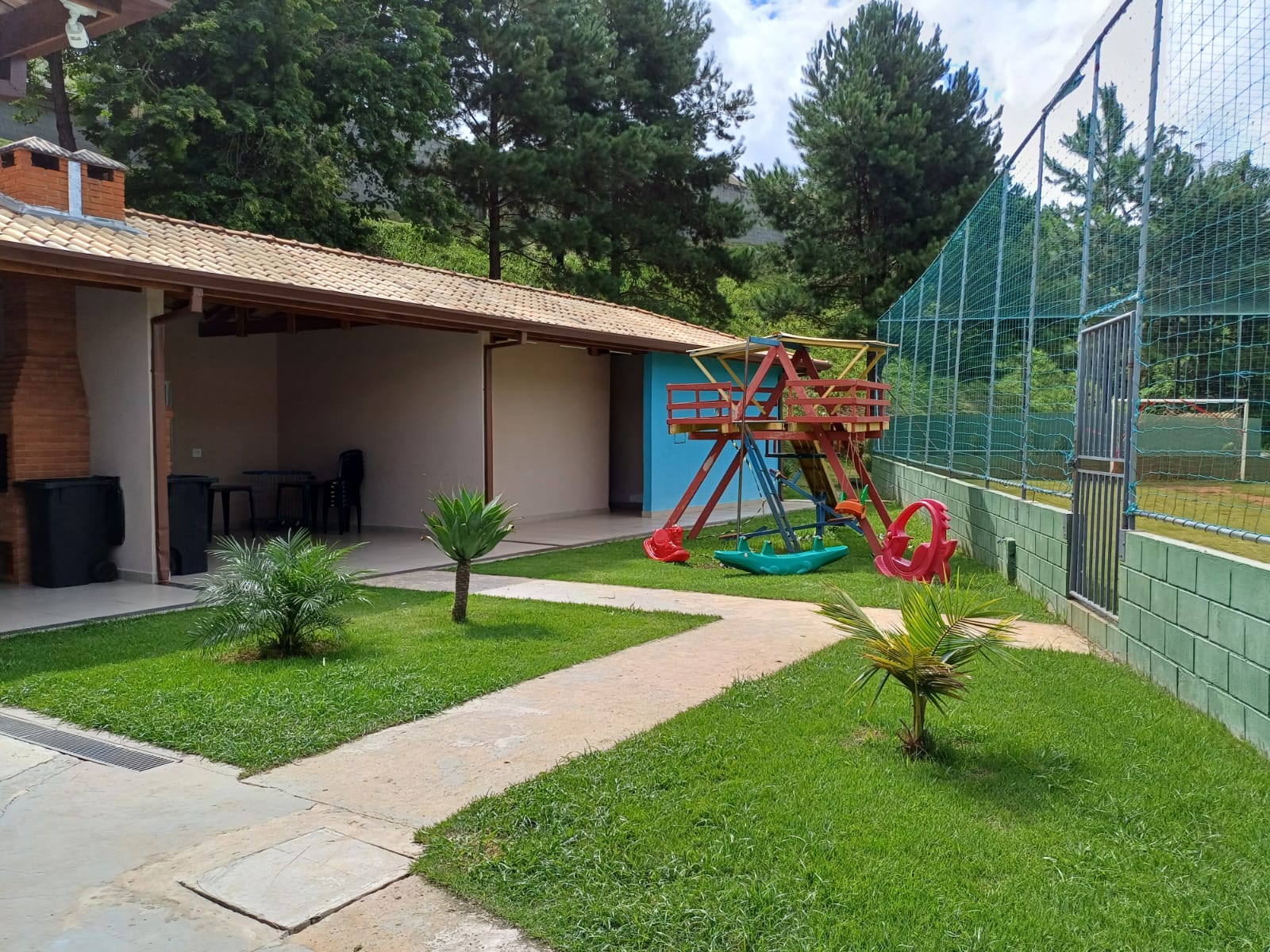 Casa com 03 Quartos - Condomínio Colinas de Cotia - Cotia/SP