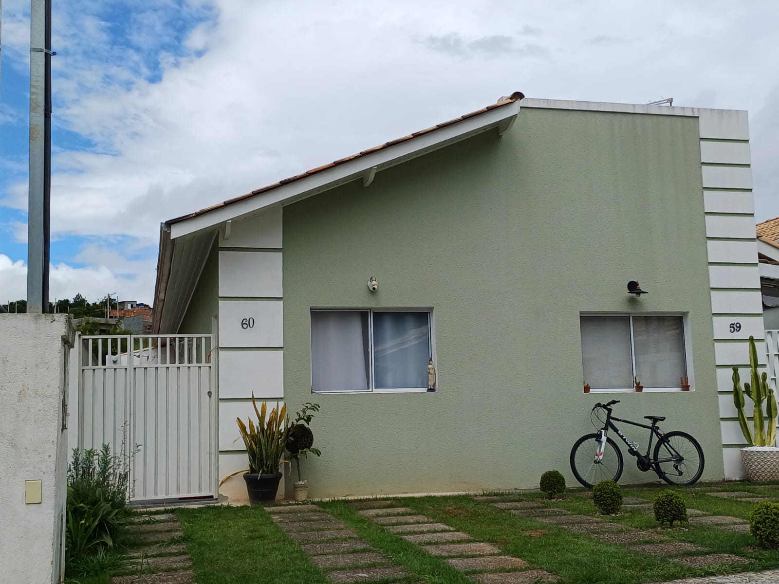 Casa com 03 Quartos - Condomínio Colinas de Cotia - Cotia/SP