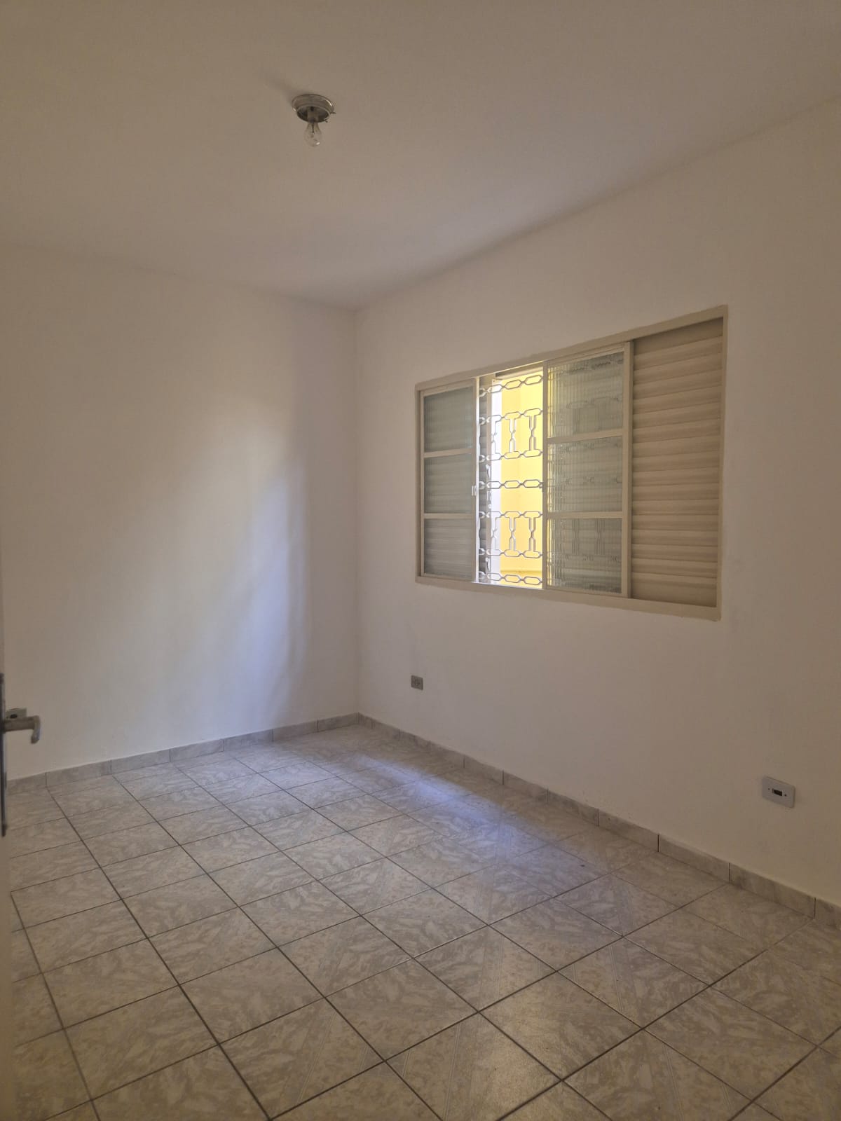 Casa com 02 Quartos - Jardim dos Ipês - Cotia/SP