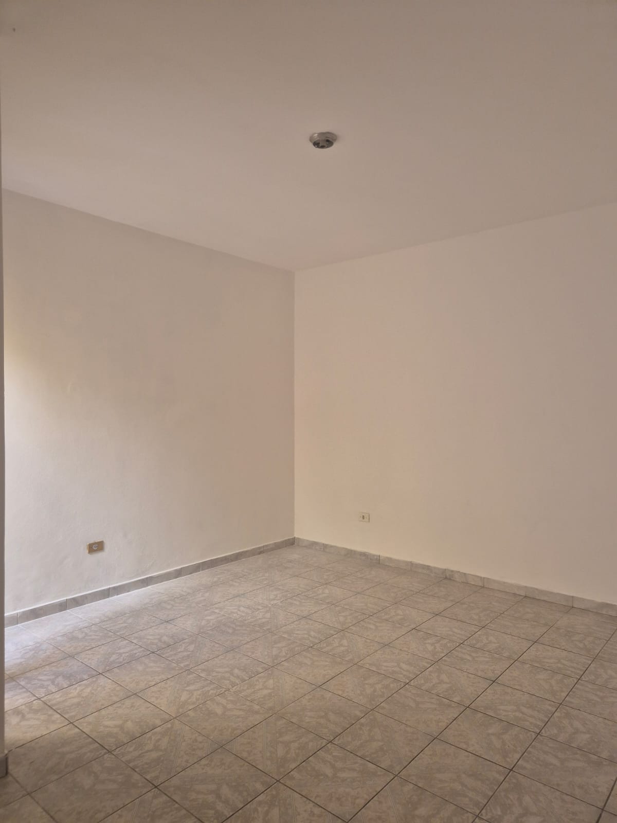 Casa com 02 Quartos - Jardim dos Ipês - Cotia/SP