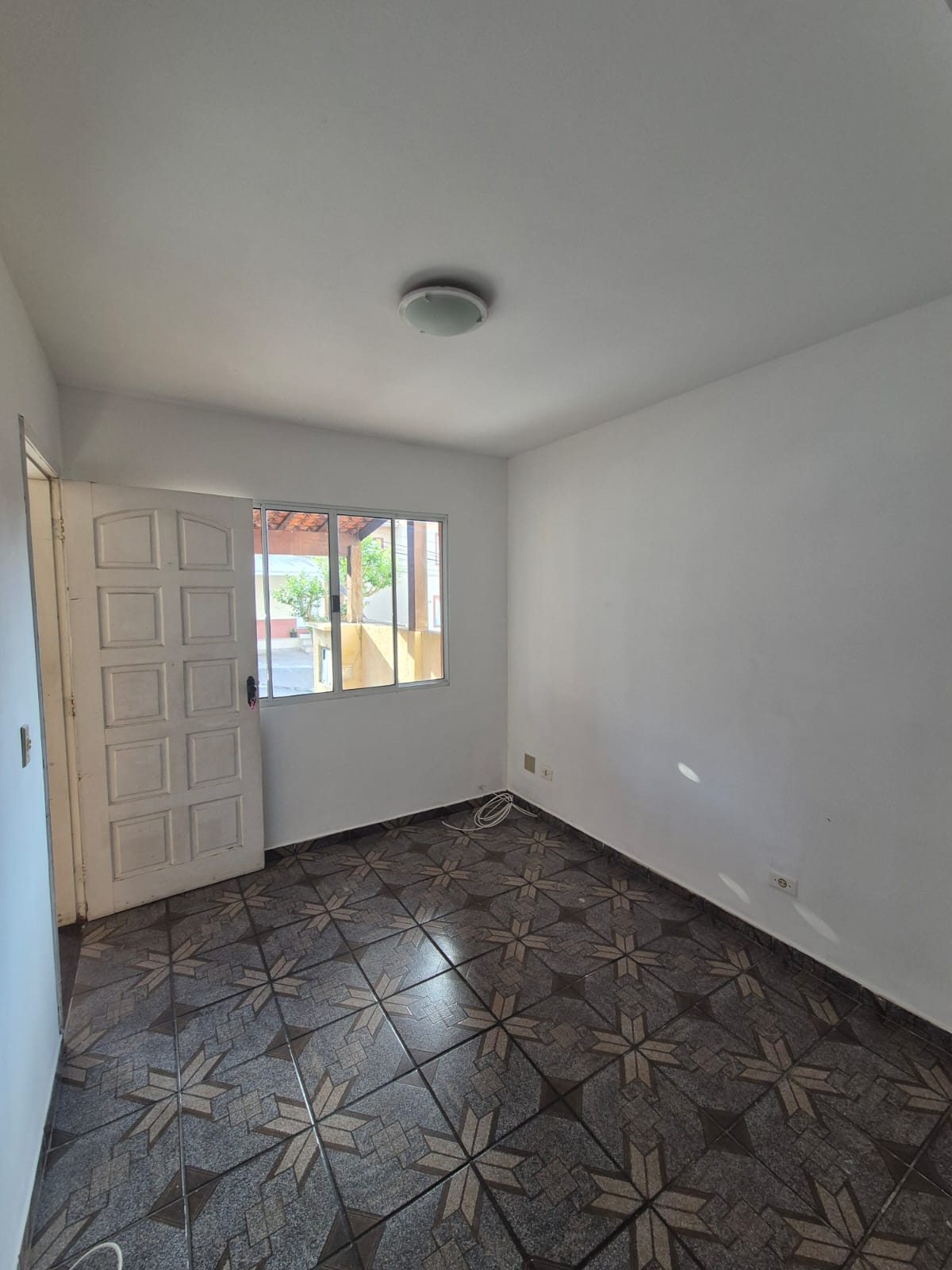 Casa com 02 Quartos - Condomínio Recanto das Graças I - Cotia/SP