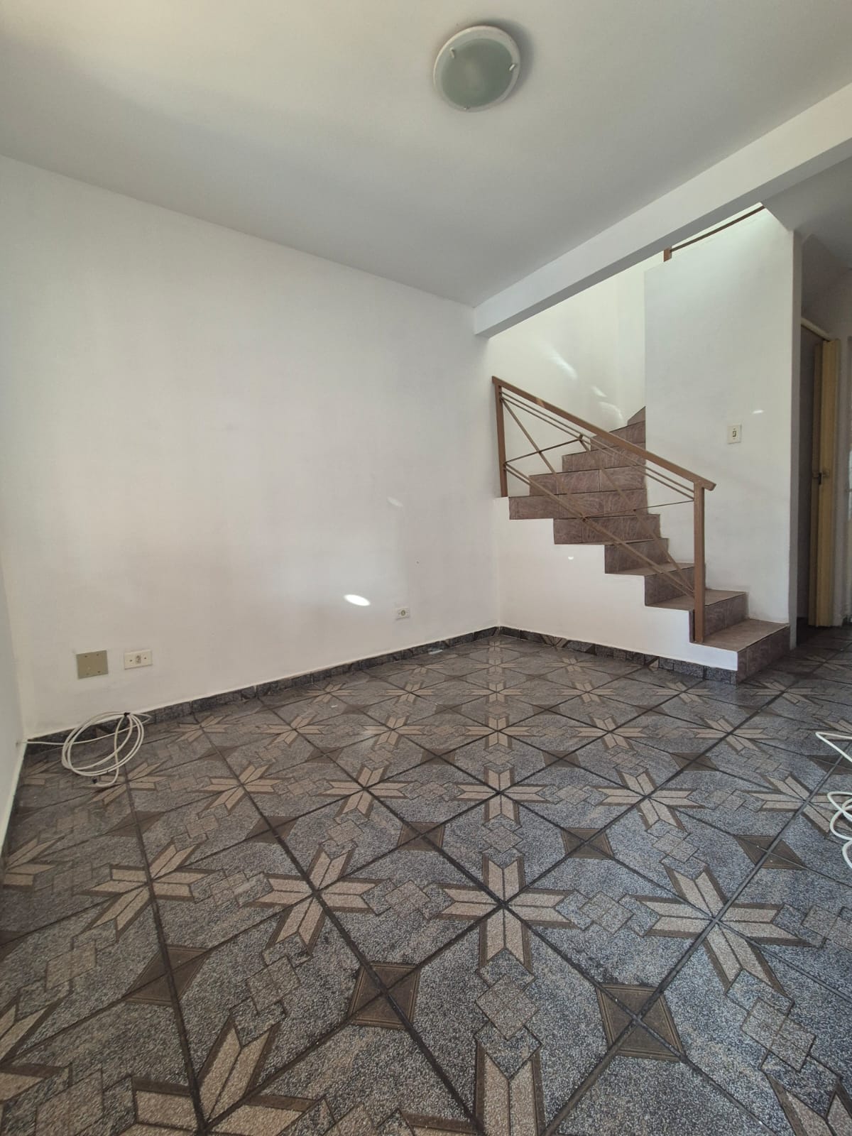 Casa com 02 Quartos - Condomínio Recanto das Graças I - Cotia/SP