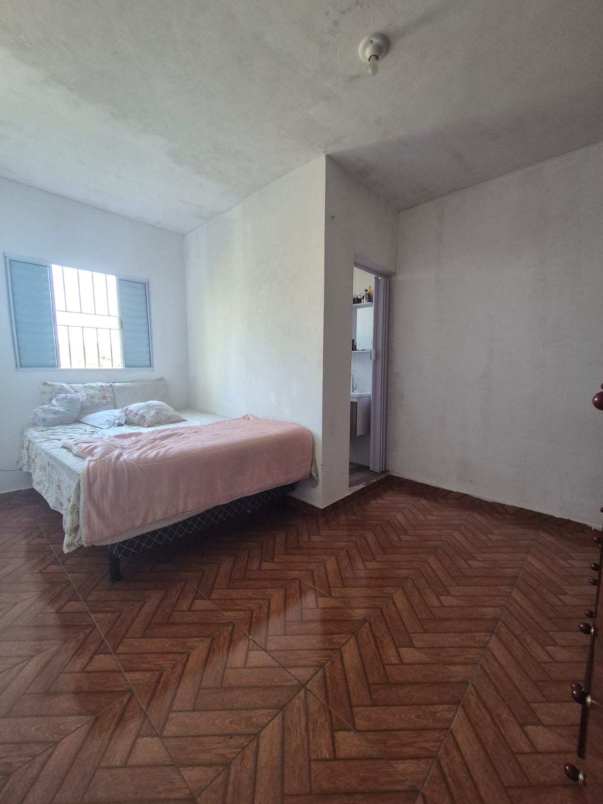 Casa com 02 Quartos - Bairro das Pedras - Cotia/SP