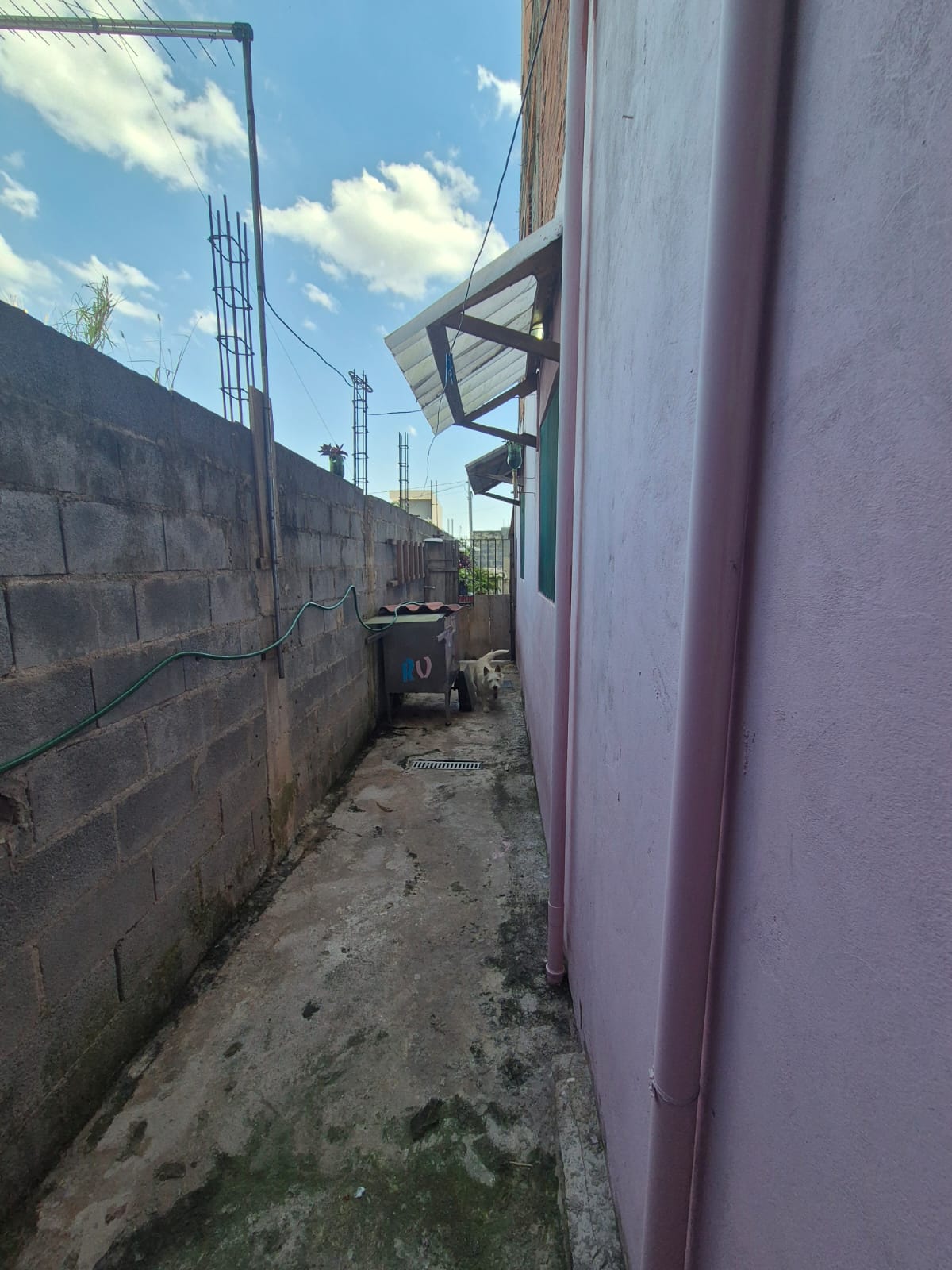 Casa com 02 Quartos - Bairro das Pedras - Cotia/SP