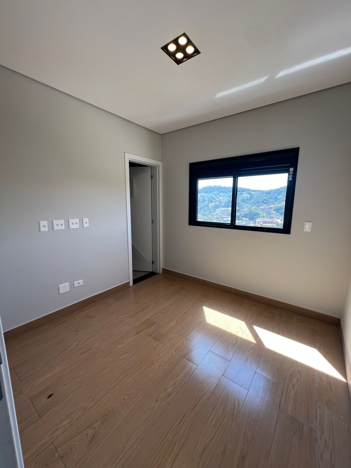 Casa com 03 Quartos - Condomínio Nova Jaguari - Santana de Parnaíba/SP
