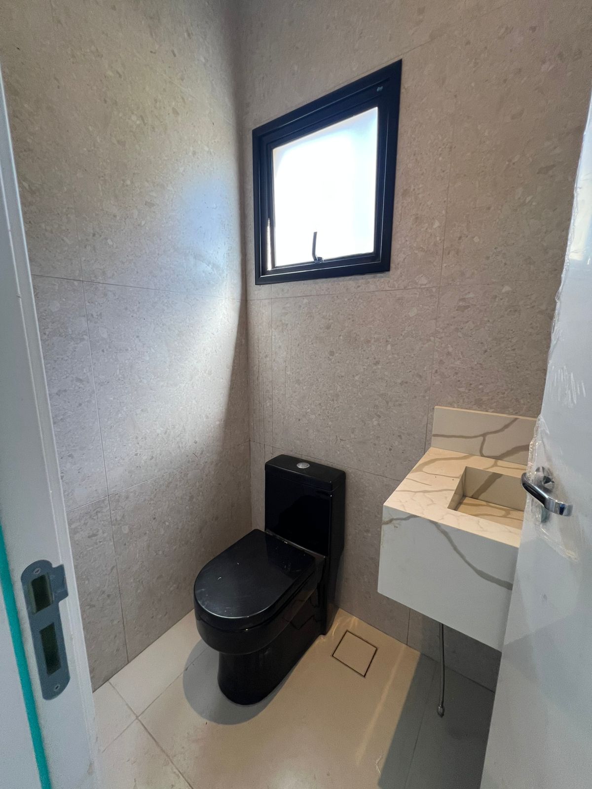 Casa com 03 Quartos - Condomínio Nova Jaguari - Santana de Parnaíba/SP