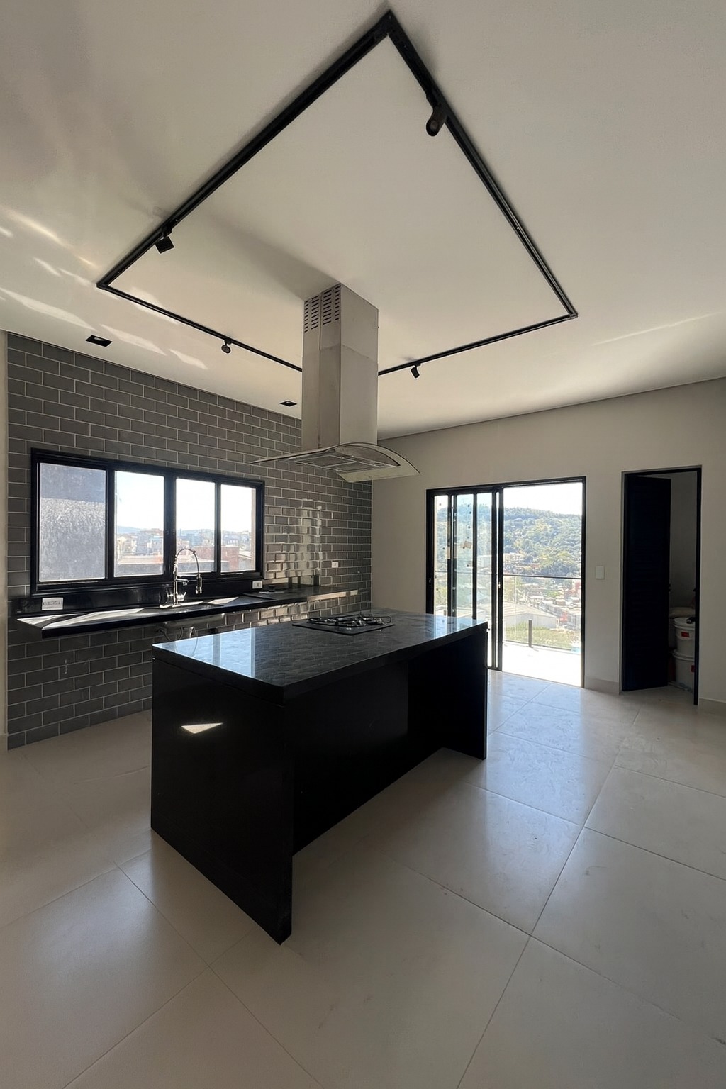 Casa com 03 Quartos - Condomínio Nova Jaguari - Santana de Parnaíba/SP