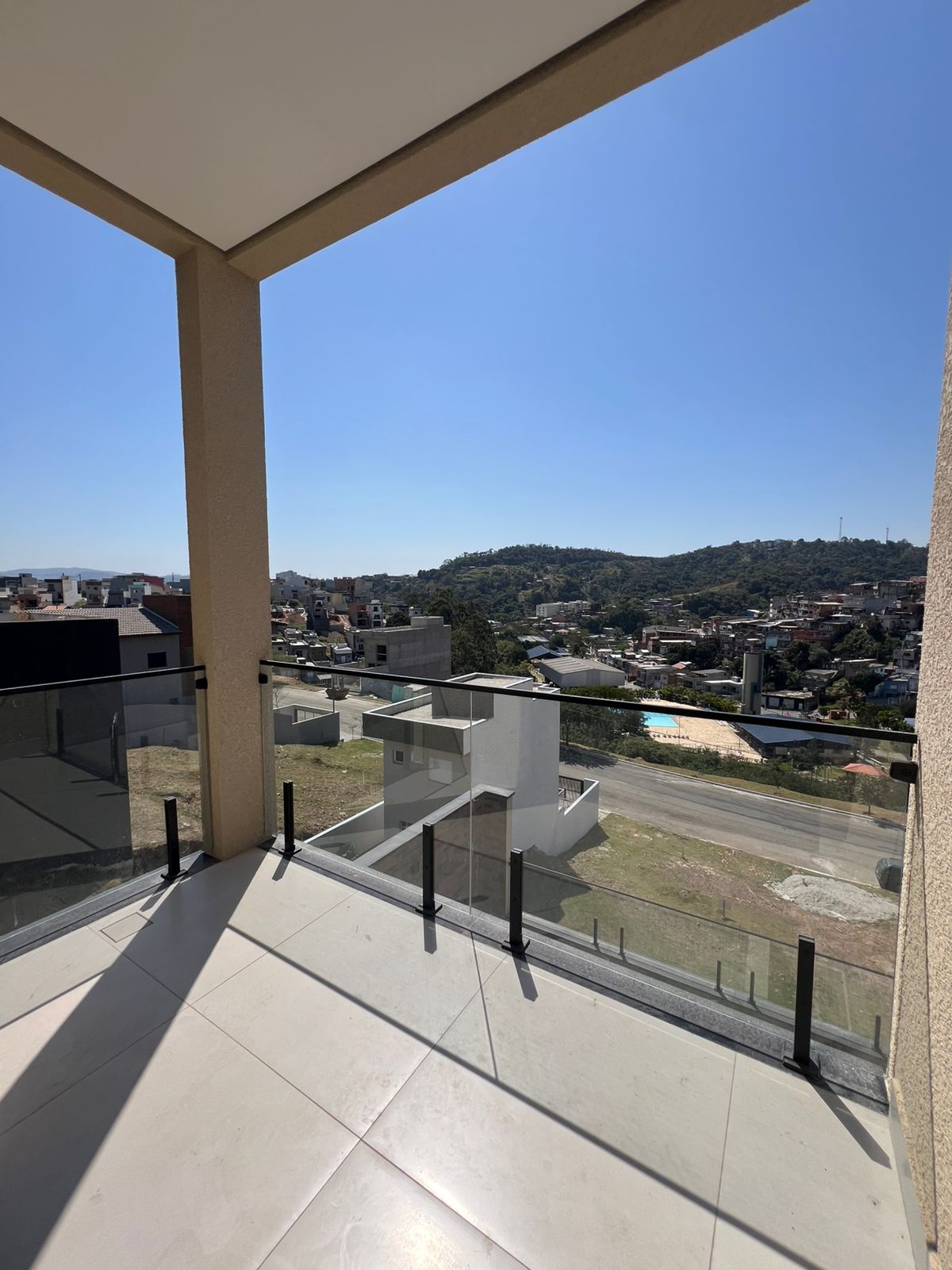 Casa com 03 Quartos - Condomínio Nova Jaguari - Santana de Parnaíba/SP