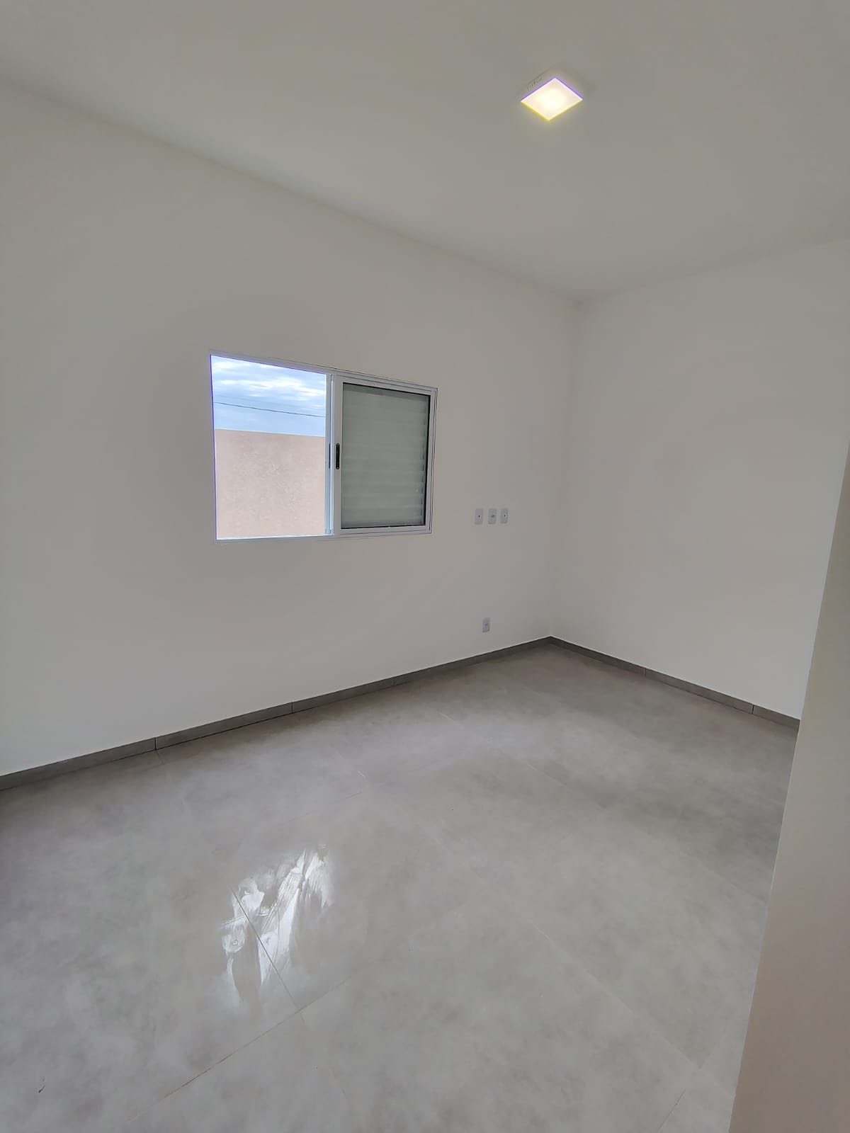 Casa com 03 Quartos - Condomínio Lago Dos Pássaros - Cotia/SP