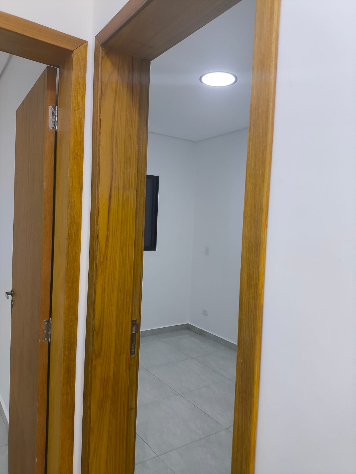 Casa com 03 Quartos - Condomínio Lago Dos Pássaros - Cotia/SP