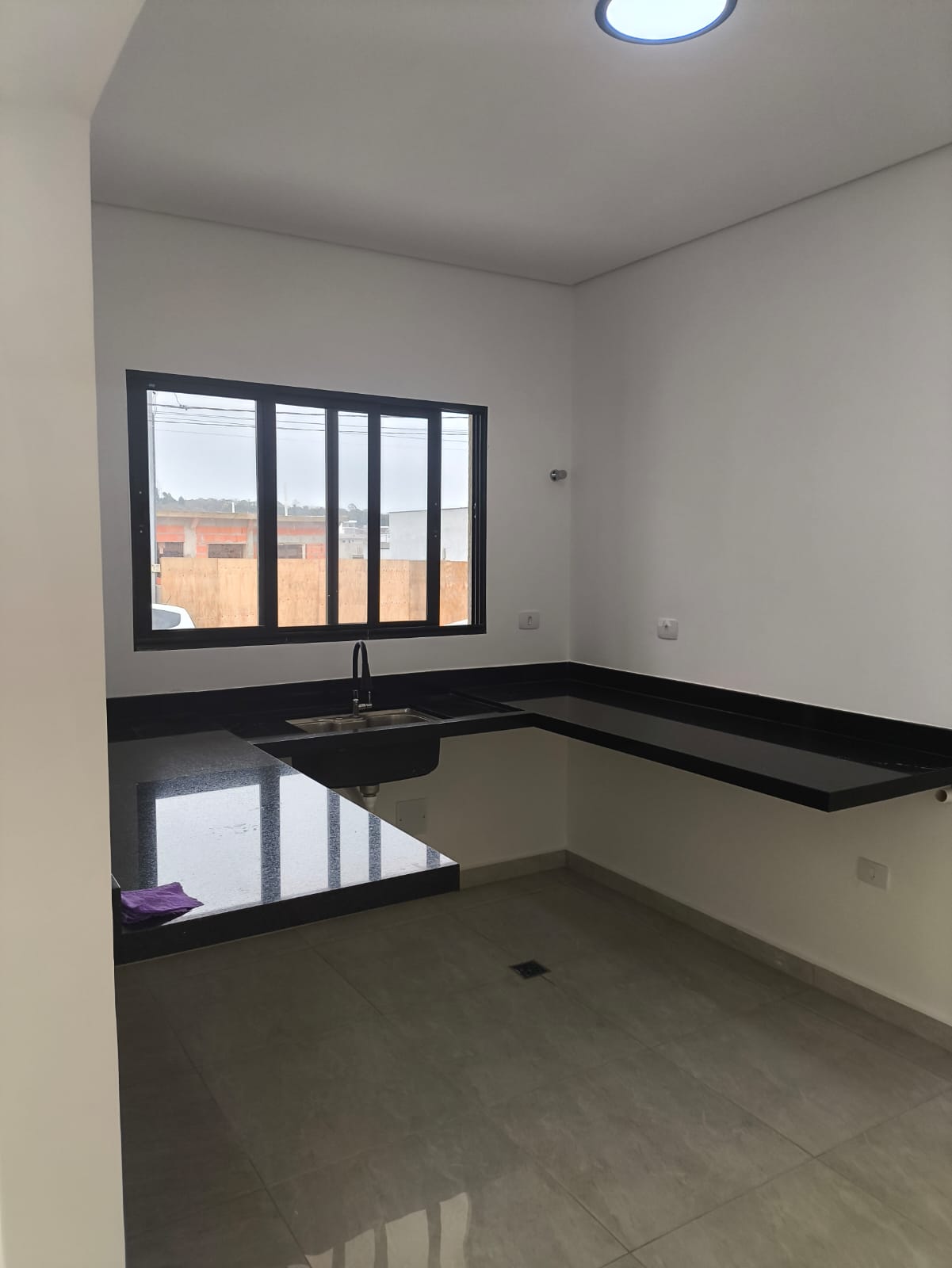 Casa com 03 Quartos - Condomínio Lago Dos Pássaros - Cotia/SP