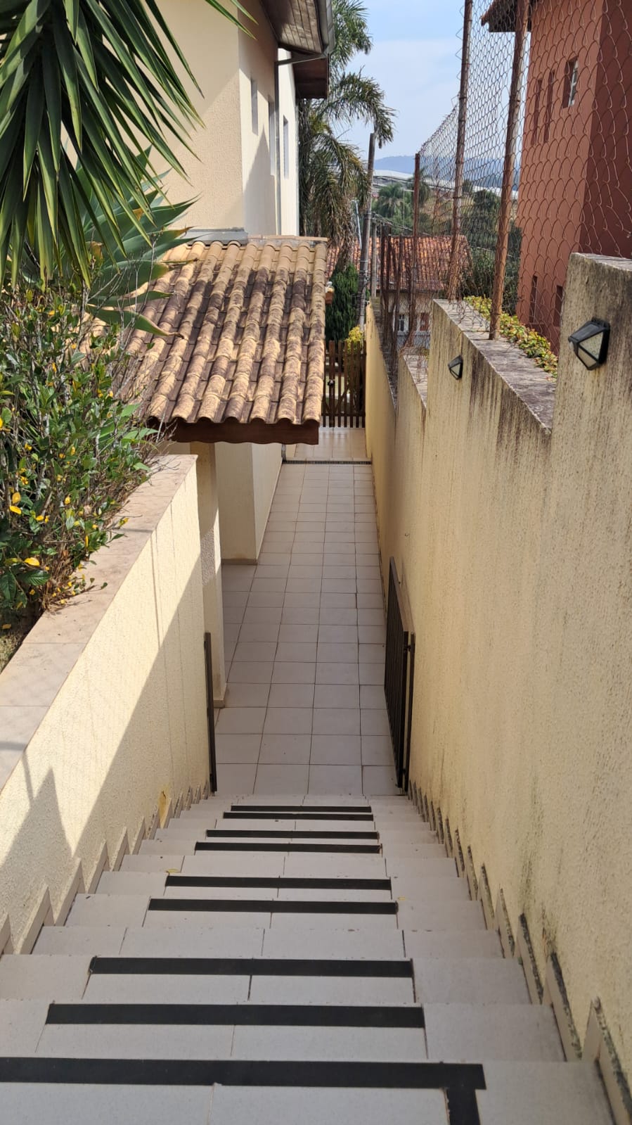 Casa com 04 Quartos - Condomínio Parque São Paulo - (Granja Viana) Cotia/SP