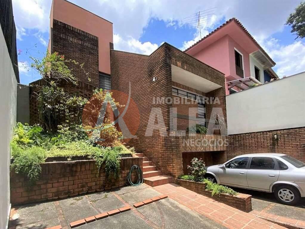 Casa à venda com 4 quartos, 210m² - Foto 2