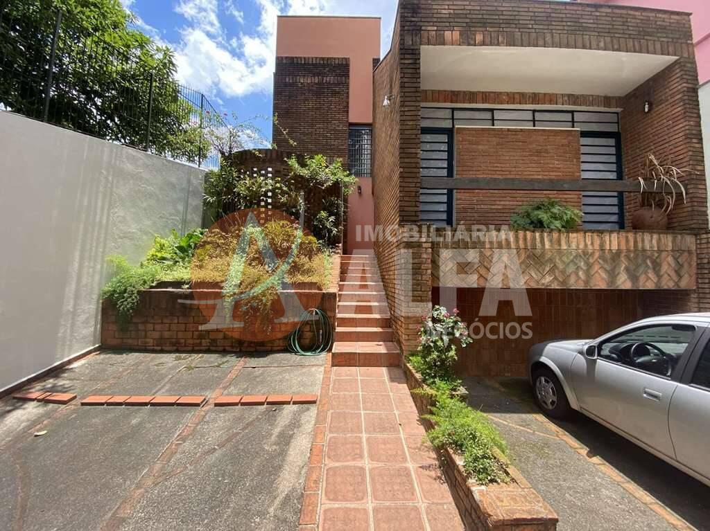 Casa à venda com 4 quartos, 210m² - Foto 1