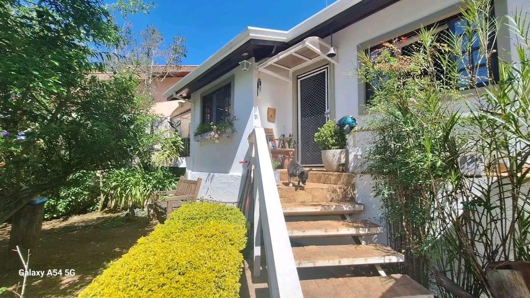 Bela Casa Térrea - 2 Dormitórios - Jardim Santa Paula - Cotia/SP