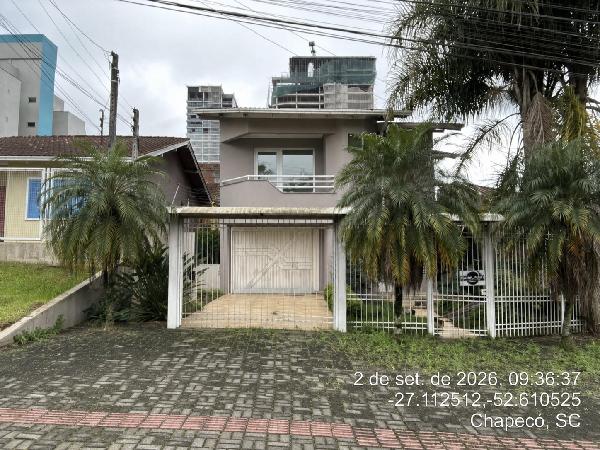 Excelente imóvel — Casa no Centro, Chapeco - SC, Nº 165E, 3 quartos, 2 vagas, 306m²