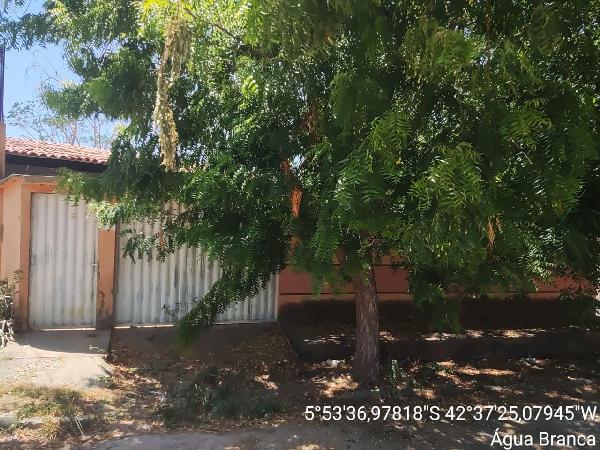 Imóvel em local estratégico — Casa no Poeirão, Agua Branca - PI, N. SN LT 10 QD R, 3 quartos, 1 vaga, 300m²
