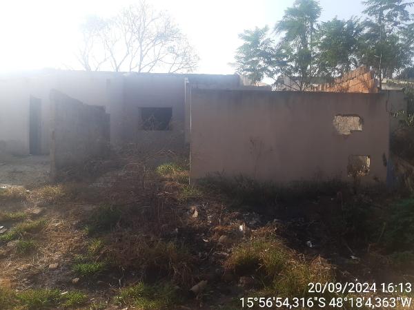 Grande oportunidade — Casa no Jardim Ana Beatriz I, Santo Antonio do Descoberto - GO, Apto O, 2 quartos, 1 vaga, 210m²