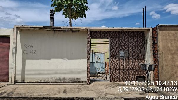 Imóvel com ótimo custo — Casa no Poeirão, Agua Branca - PI, N. SN LT 42, 2 quartos, 300m²