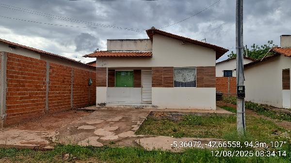 Imóvel com localização privilegiada — Casa no Cidade Nova, Demerval Lobao - PI, Nº 06, 2 quartos, 1 vaga, 200m²