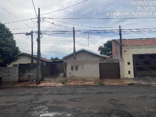 Condição facilitada — Casa no Conjunto Habitacional Apolinario Pi, Pereira Barreto - SP, Nº 3951, 2 quartos, 126,05m²